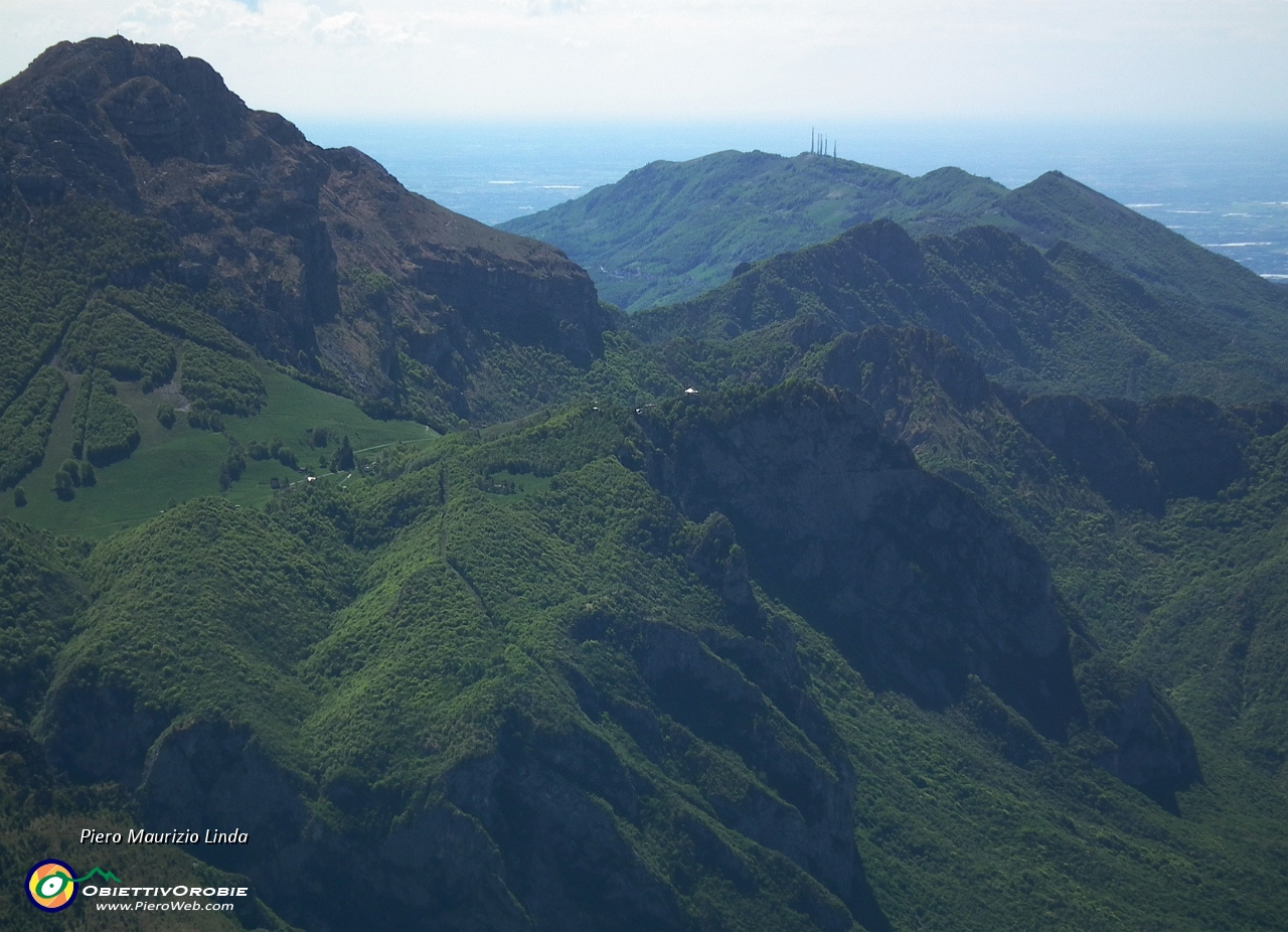 37 Vista in Resegone col Magnodeno e Creste della Gumenta, appena saliti.JPG